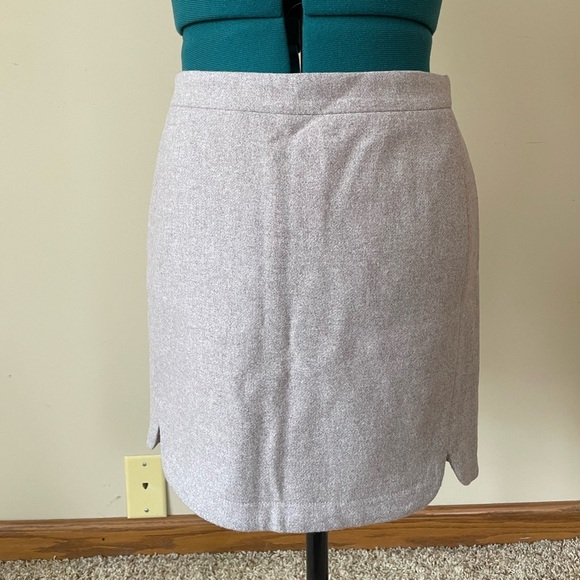 J.Crew wool neutral mini skirt size 2 with lining and hidden zip closure - Picture 1 of 5